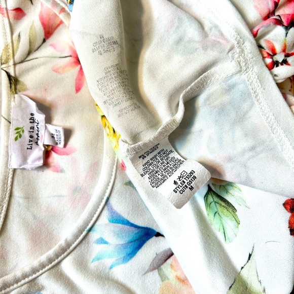 3 For 15 White short sleeve floral croptop - Picture 3 of 3